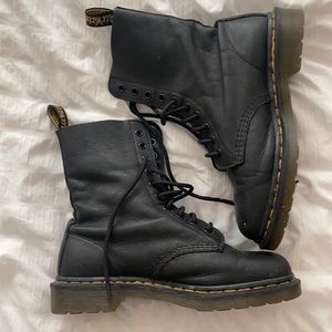 HARDLY WOREN DOCs!!! Maybe have woren them five times. Perfect condition
